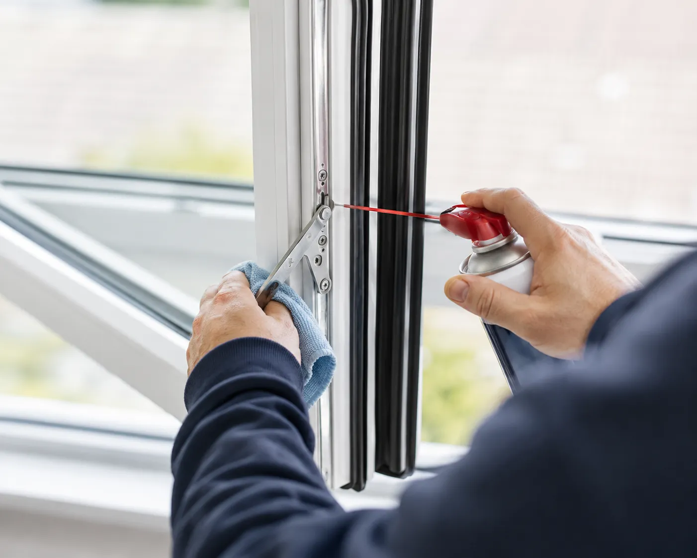 Wartung eines eingebauten Fensters durch einen Mitarbeiter